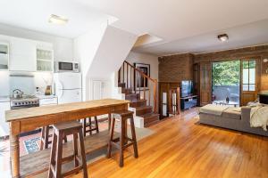 a kitchen and living room with a table and chairs at Ideal Familias con Terraza Privada, BBQ y Jacuzzi! in Buenos Aires