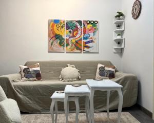 Et opholdsområde på Main Street Retreat Apartment with Free Parking + 46 billeder