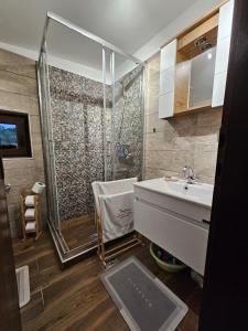a bathroom with a shower and a sink at Topola vikendica in Topola