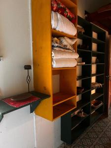 een kast met een houten kast gevuld met handdoeken bij Sitio Flor do Coriscão Paraty in Paraty