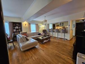 ein Wohnzimmer mit Sofa und Tisch in der Unterkunft City Hall Apartament in Craiova + 7 Fotos