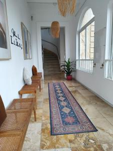 Ein Sitzbereich in der Unterkunft Follow the Sun Boutique Hostel - Pool, Breakfast & Sea Views