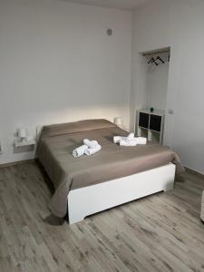una camera da letto con un letto con due asciugamani sopra di La Trinacria a Caltagirone