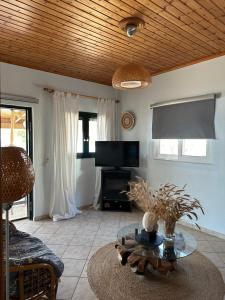 TV a/nebo společenská místnost v ubytování Avra Beach House
