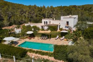 an aerial view of a house with a swimming pool at The Guardian House in Santa Gertrudis de Fruitera