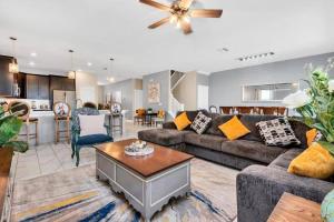 ein Wohnzimmer mit Sofa und Tisch in der Unterkunft Luxury Champions gate 8Br Villa Champions Gate in Davenport