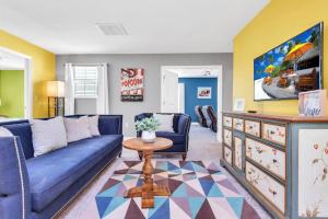 ein Wohnzimmer mit einem blauen Sofa und einem Tisch in der Unterkunft Luxury Champions gate 8Br Villa Champions Gate in Davenport