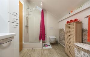 Ein Badezimmer in der Unterkunft Awesome Home In Ploce With Jacuzzi