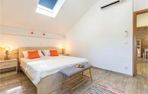 Ein Bett oder Betten in einem Zimmer der Unterkunft Awesome Home In Ploce With Jacuzzi