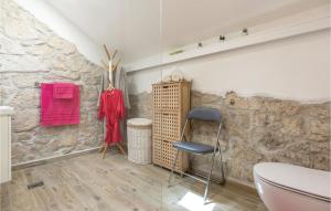 Ein Badezimmer in der Unterkunft Awesome Home In Ploce With Jacuzzi