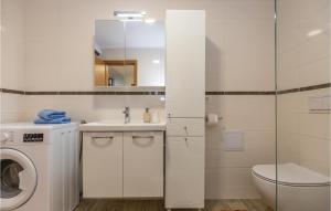 Ein Badezimmer in der Unterkunft Awesome Home In Ploce With Jacuzzi