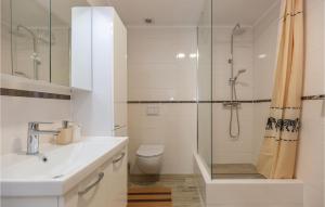 Ein Badezimmer in der Unterkunft Awesome Home In Ploce With Jacuzzi