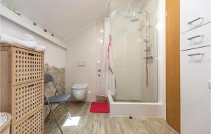Ein Badezimmer in der Unterkunft Awesome Home In Ploce With Jacuzzi