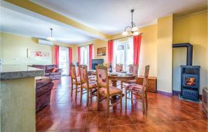 Kuchyň nebo kuchyňský kout v ubytování Four-Bedroom Holiday Home In Bregi