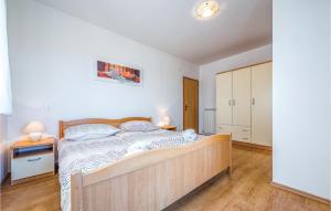 Postel nebo postele na pokoji v ubytování Four-Bedroom Holiday Home In Bregi