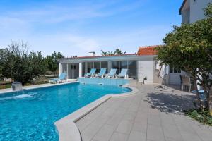 Bazén v ubytovaní MY DALMATIA - Sport and Spa villa Neoric with private heated pool and tennis court alebo v jeho blízkosti