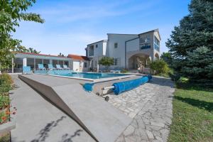 Bazén v ubytovaní MY DALMATIA - Sport and Spa villa Neoric with private heated pool and tennis court alebo v jeho blízkosti