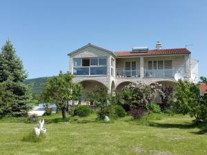 Vonkajšia záhrada v ubytovaní MY DALMATIA - Sport and Spa villa Neoric with private heated pool and tennis court