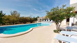 Bazén v ubytovaní MY DALMATIA - Sport and Spa villa Neoric with private heated pool and tennis court alebo v jeho blízkosti