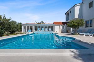 Bazén v ubytovaní MY DALMATIA - Sport and Spa villa Neoric with private heated pool and tennis court alebo v jeho blízkosti