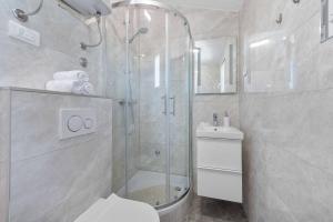 Kúpeľňa v ubytovaní MY DALMATIA - Sport and Spa villa Neoric with private heated pool and tennis court