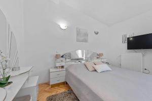 Posteľ alebo postele v izbe v ubytovaní MY DALMATIA - Sport and Spa villa Neoric with private heated pool and tennis court