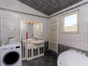 Kúpeľňa v ubytovaní MY DALMATIA - Sport and Spa villa Neoric with private heated pool and tennis court