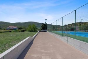 Bazén v ubytovaní MY DALMATIA - Sport and Spa villa Neoric with private heated pool and tennis court alebo v jeho blízkosti