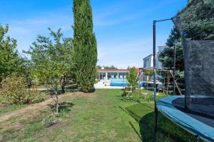 Bazén v ubytovaní MY DALMATIA - Sport and Spa villa Neoric with private heated pool and tennis court alebo v jeho blízkosti