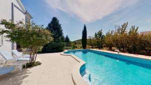Bazén v ubytovaní MY DALMATIA - Sport and Spa villa Neoric with private heated pool and tennis court alebo v jeho blízkosti