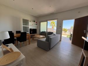 ein Wohnzimmer mit Sofa und Tisch in der Unterkunft Martormar in Finestrat