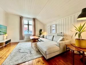un soggiorno con un divano e un tavolo di Sentralt i Sarpsborg a Sarpsborg