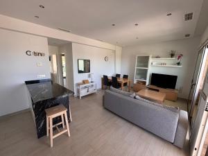 ein Wohnzimmer mit Sofa und Fernseher in der Unterkunft Martormar in Finestrat