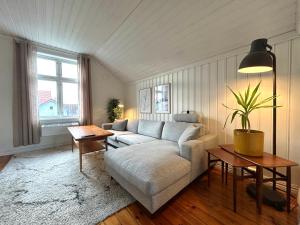 un soggiorno con un divano e un tavolo di Sentralt i Sarpsborg a Sarpsborg