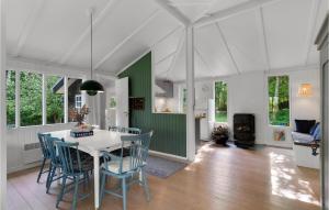 Un lugar para sentarse en Awesome Home In Spøttrup With Wifi