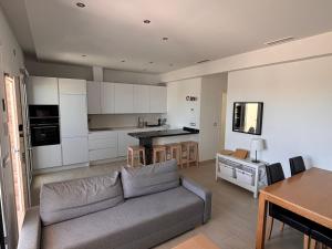 ein Wohnzimmer mit Sofa und eine Küche in der Unterkunft Martormar in Finestrat