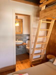 En eller flere senge i et værelse på Chez nous + 19 billeder