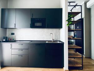 Kuchyň nebo kuchyňský kout v ubytování M4 BLACK Monolocale Moderno e Funzionale