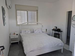 Postel nebo postele na pokoji v ubytování Dardar suite יחידת אירוח בבאר אורה