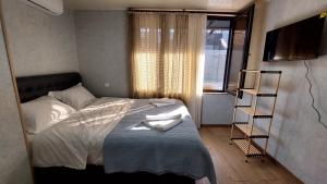 Postel nebo postele na pokoji v ubytování Akelvani Guest House