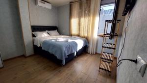 Postel nebo postele na pokoji v ubytování Akelvani Guest House