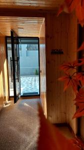 Postel nebo postele na pokoji v ubytování Akelvani Guest House