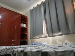 A bed or beds in a room at Quarto Privado Cama Casal ou Solteiros Apto