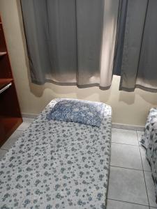 A bed or beds in a room at Quarto Privado Cama Casal ou Solteiros Apto