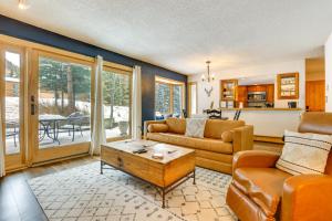 un soggiorno con un divano e un tavolo di Charming Vail Condo with Patio and Mountain Views a Vail