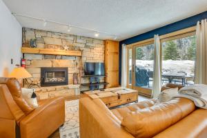 Posezení v ubytování Charming Vail Condo with Patio and Mountain Views