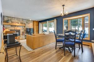 TV o dispositivi per l'intrattenimento presso Charming Vail Condo with Patio and Mountain Views