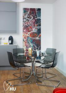 une salle à manger avec une table et des chaises en verre dans l'établissement Boutique 1 Bdrm Duplex Suite on Marina-105, à Hull