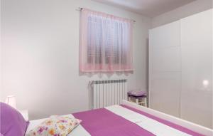 Postel nebo postele na pokoji v ubytování Cozy Apartment In Kostrena