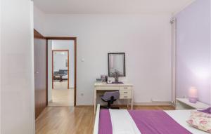 Postel nebo postele na pokoji v ubytování Cozy Apartment In Kostrena